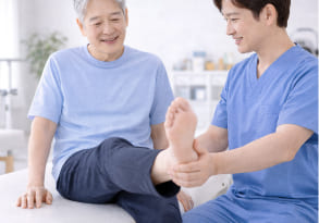 물리치료 받고 있는 모습
